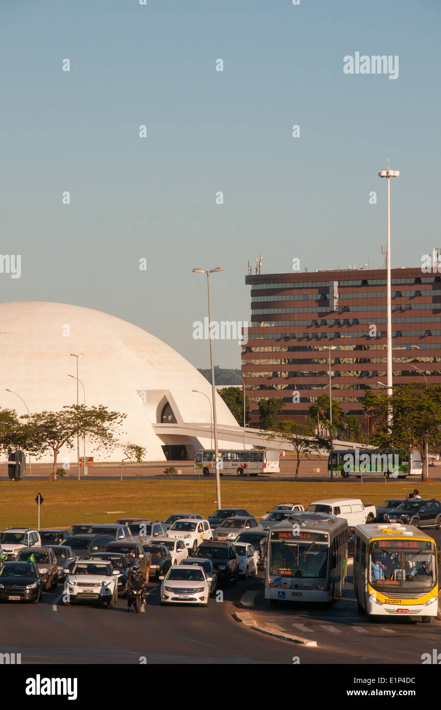 Aussicht auf die Innenstadt - Bundesbezirk von Brasilia - der brasilianischen Hauptstadt - entwickelt mit minimalen Straßenlaternen für besseren Verkehr Stockfoto