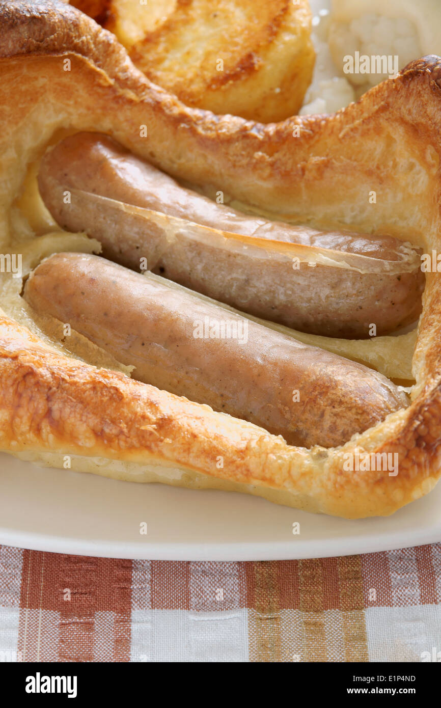 Kröte in der Bohrung ein britisches Gericht Würstchen in Yorkshire Pudding gekocht Stockfoto