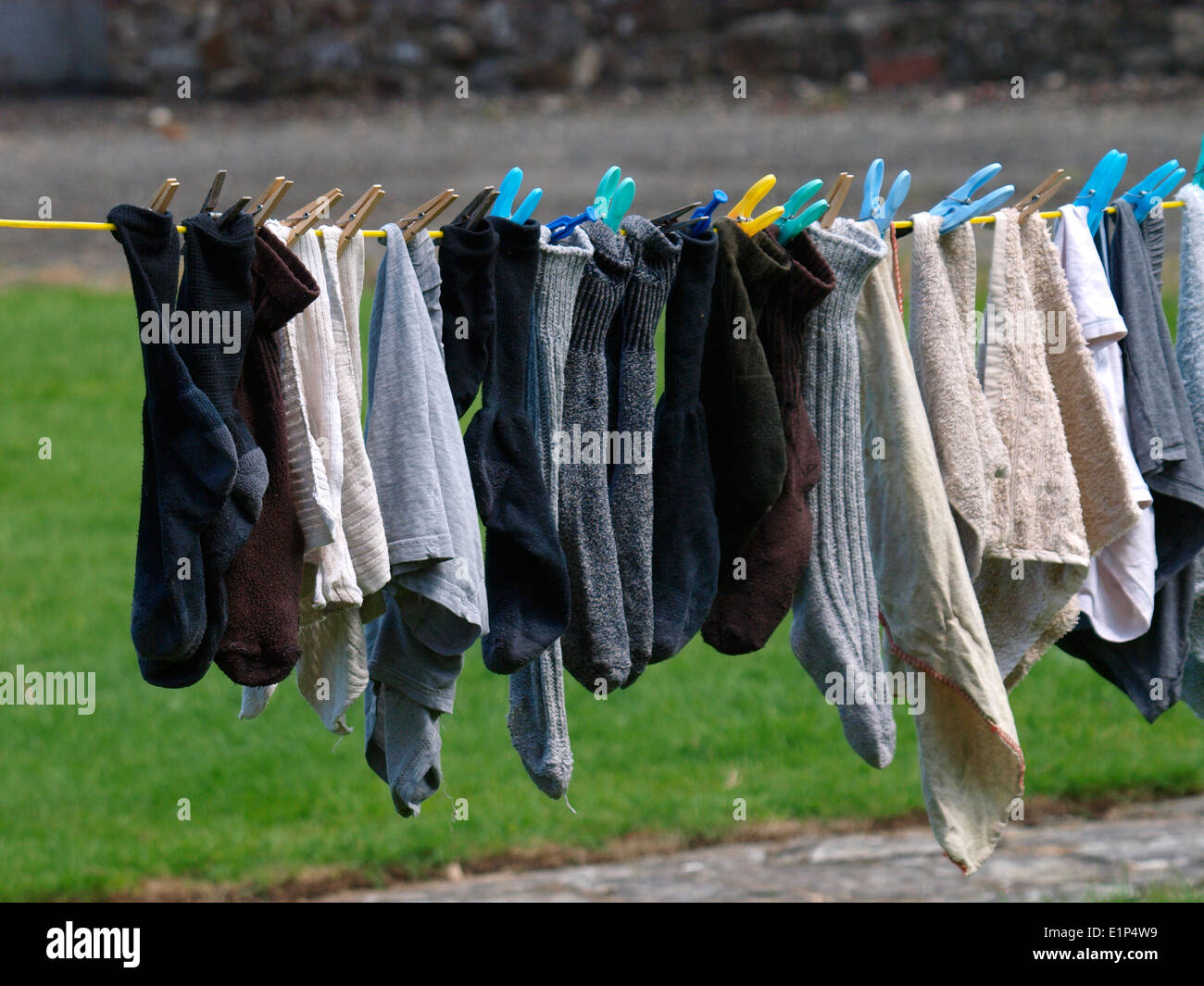 Socken auf einer Wäscheleine, Cornwall, UK Stockfoto
