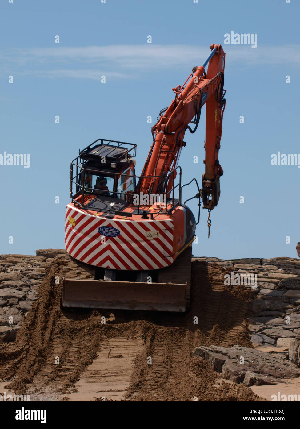 Nachverfolgte Bagger auf einer steilen Steigung, Bude, Cornwall, UK Stockfoto