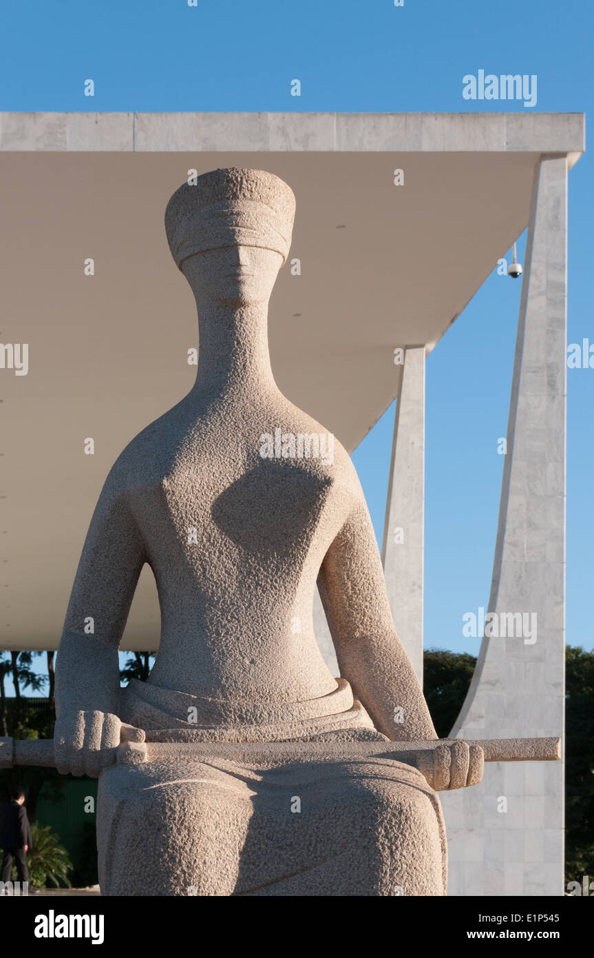 Das Oberste Bundesgericht & die Skulptur "Der Justiz" von Alfredo Ceschiatti auf der Plaza von den drei Mächten Brasilia Stockfoto