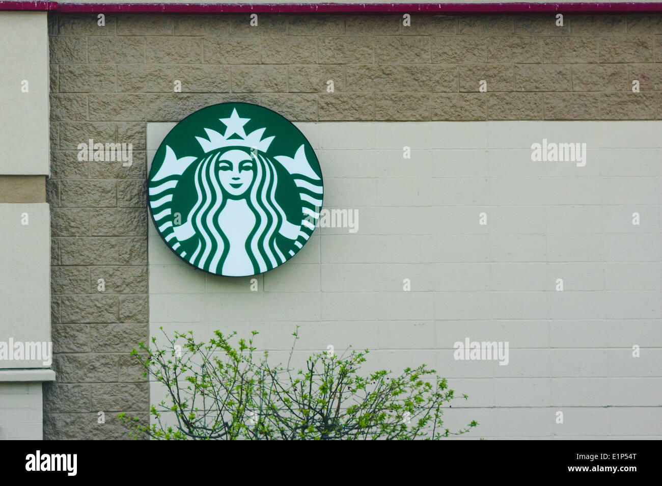 Starbucks-Logo-Schild an Mauerbau Stockfoto