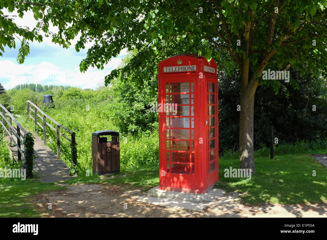 Eine rote Telefonzelle in der englischen Landschaft. Stockfoto