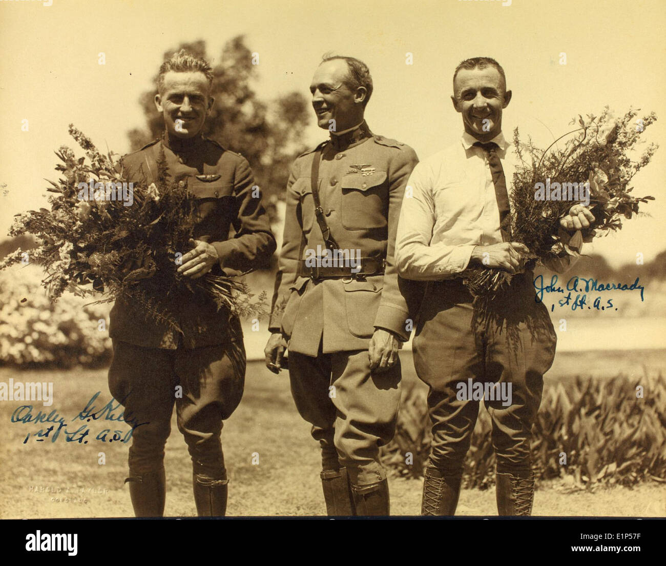 Dieser historische Flug von 1923, der von Henry „Hap“ Arnold und John Macready an Bord der Fokker T-2 gesteuert wurde, markierte einen Meilenstein in der Luftfahrtgeschichte. Der Flug war der erste transkontinentale Flug über die Vereinigten Staaten und spielte eine wichtige Rolle bei der Weiterentwicklung der Luftfahrttechnologie. Stockfoto