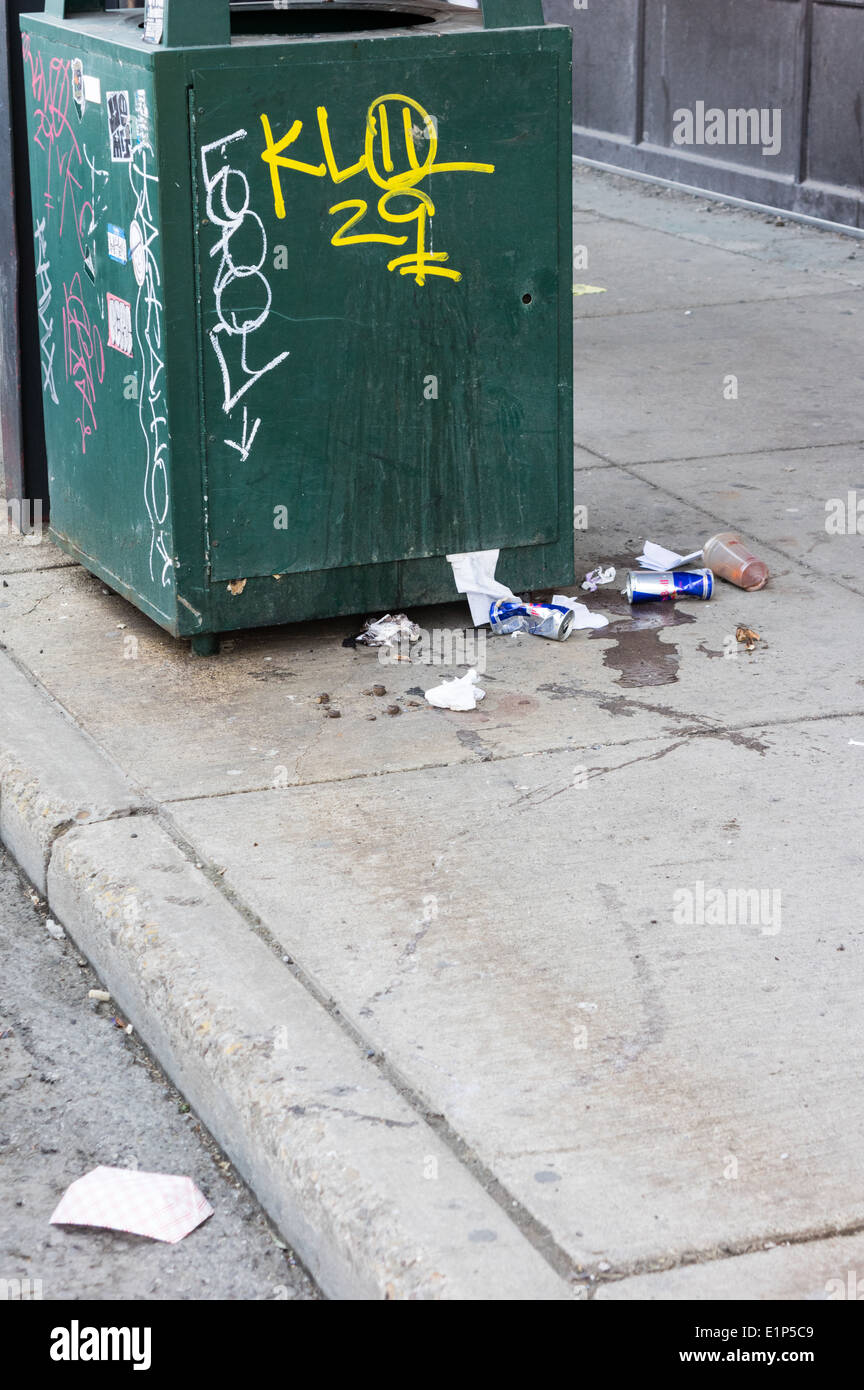 Straße Müll und Graffiti auf Mülleimer.  Pittsburgh, Pennsylvania Stockfoto