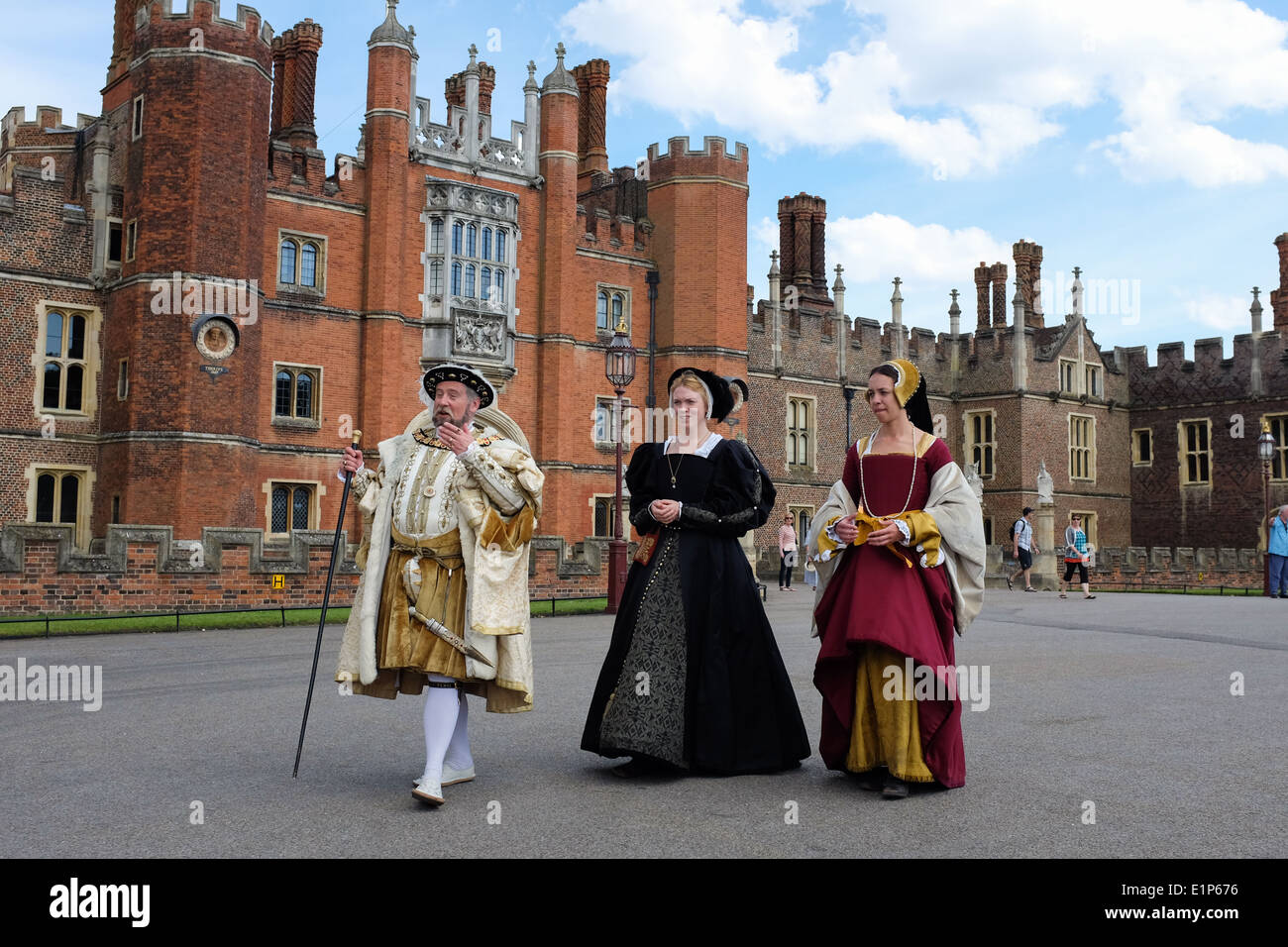 Das Exterieur des Hampton Court Palace in London Borough of Richmond nach Themse, UK – mit Heinrich VIII. und zwei Frauen. Stockfoto