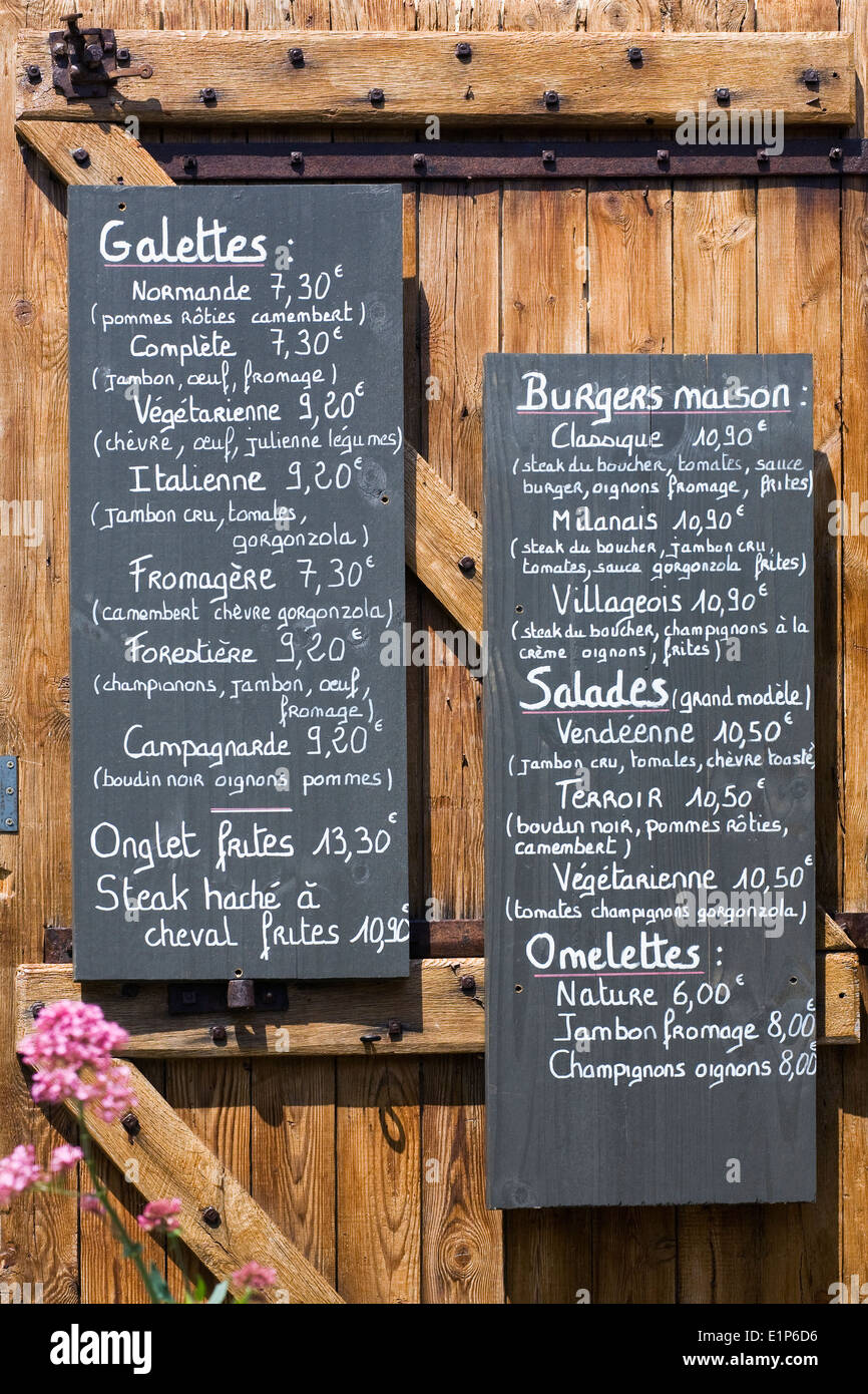 Französische Speisekarte an Bord an der Tür eines Cafés. Stockfoto