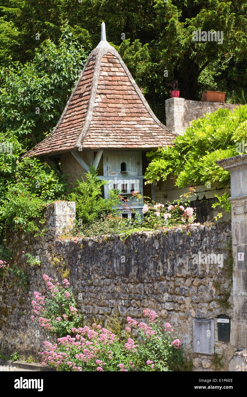 Taubenschlag im Garten eines Hauses in Winkeln Sur L'Anglin, Vienne, Frankreich. Stockfoto