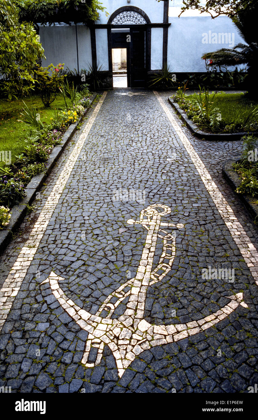 Eine Promenade mit einem weißen Mosaik von ein altes Schiff Anker auf Sao Miguel Island erinnert an die lange maritime Geschichte der Azoren im Atlantischen Ozean. Stockfoto