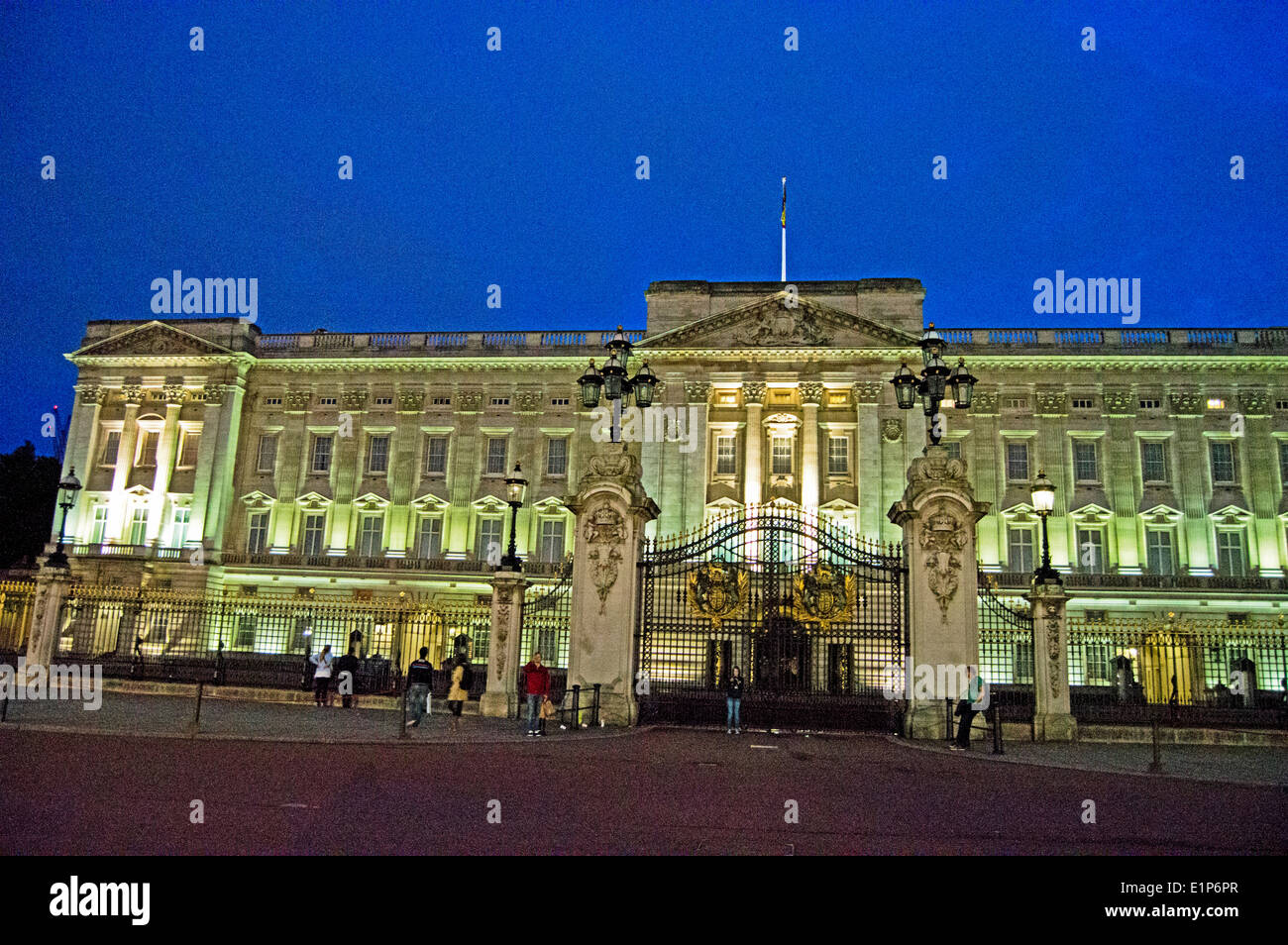 Fassade des Buckingham Palace bei Nacht, City of Westminster, London, England, Vereinigtes Königreich Stockfoto