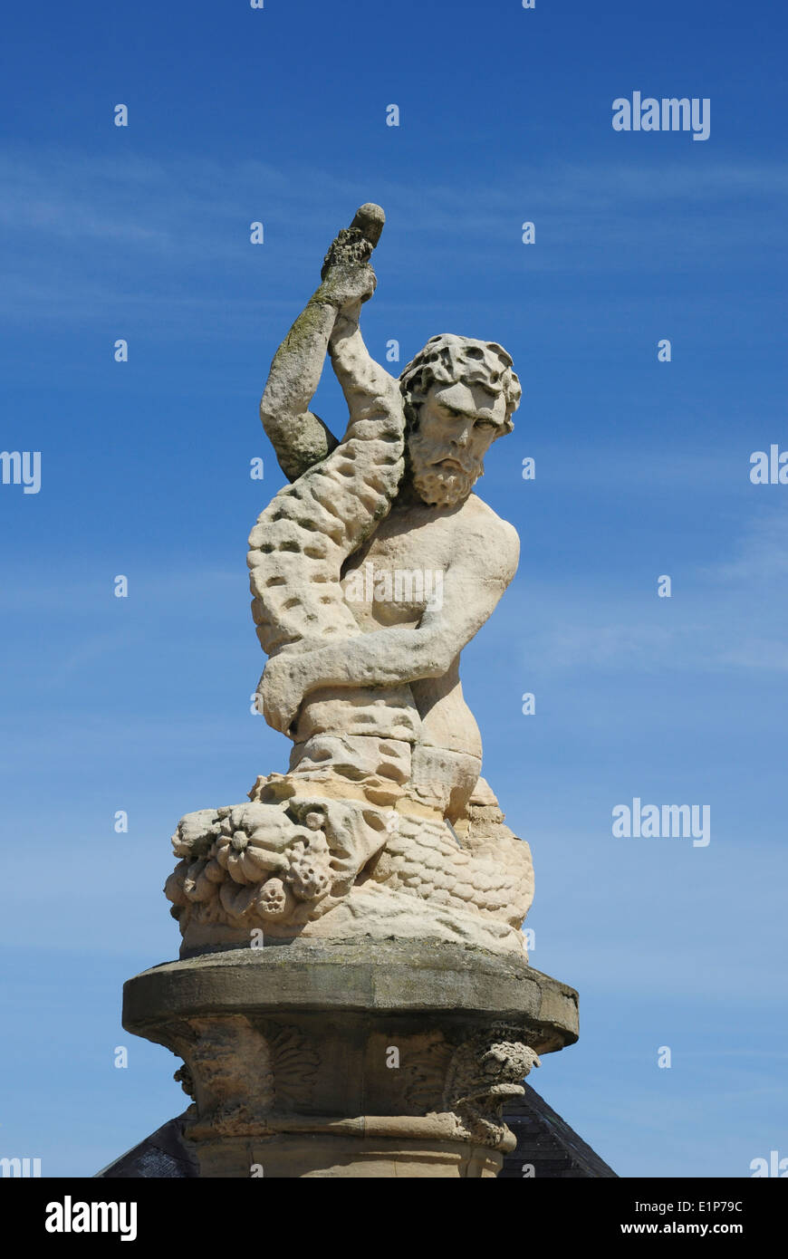 Statue des Herkules Ringen mit einem Meer Monster, Lowestoft, Suffolk, England, UK Stockfoto