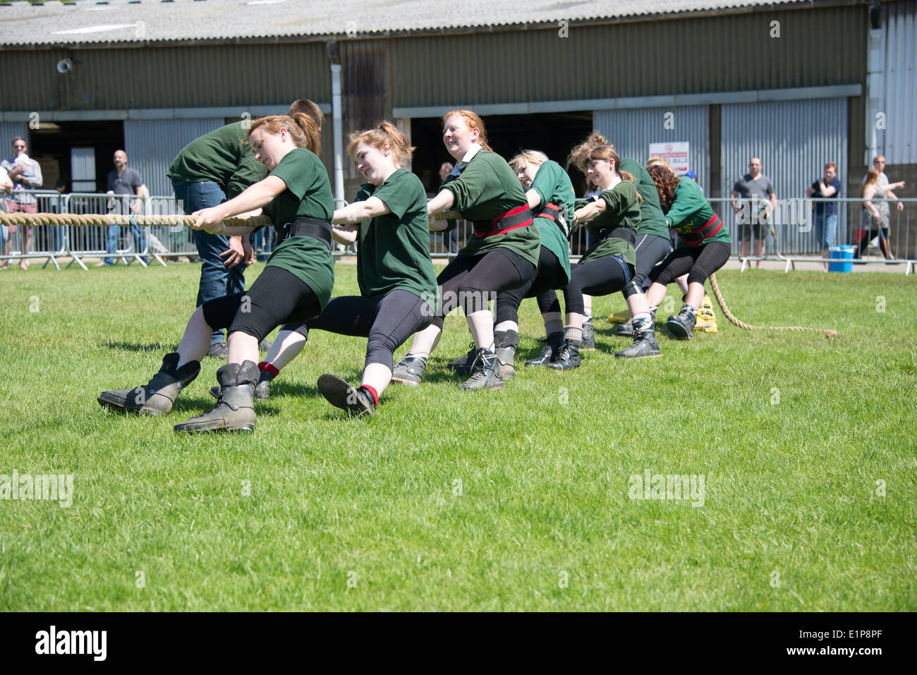 Junge Landwirte Tauziehen, Tug-o-War, Damen Schlepper des Krieges, Damen Tug-o-war Stockfoto