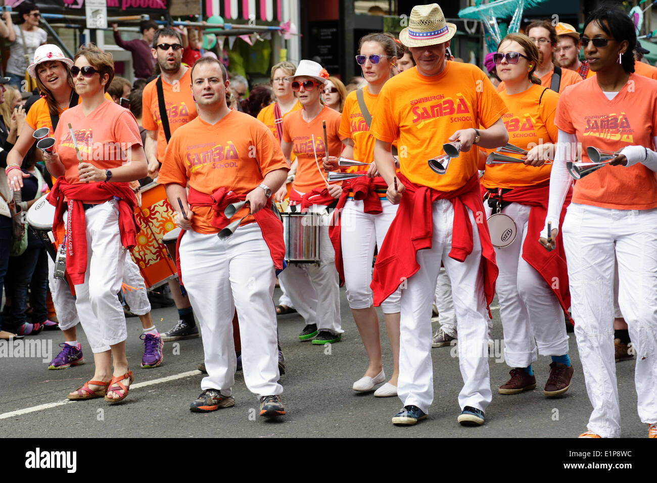 Glasgow, Schottland, Großbritannien, Sonntag, 8. Juni 2014. Mitglieder der Edinburgh Samba School spielen Instrumente auf der Byres Road während des Glasgow West End Festival Mardi Gras Parade Stockfoto