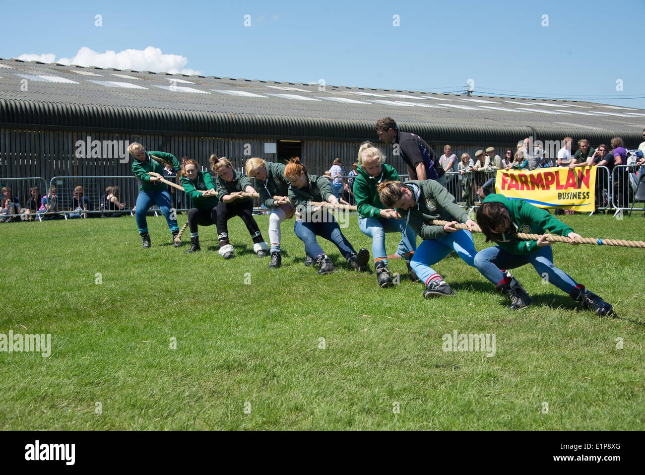 Junge Landwirte Tauziehen, Tug-o-War, Damen Schlepper des Krieges, Damen Tug-o-war Stockfoto