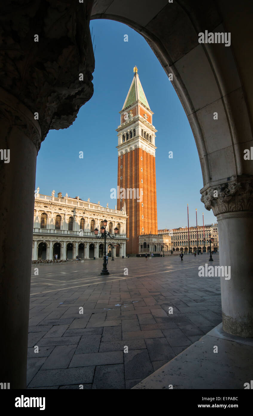 Der Campanile Glockenturm vom Markusplatz entfernt, Venedig, Italien Stockfoto