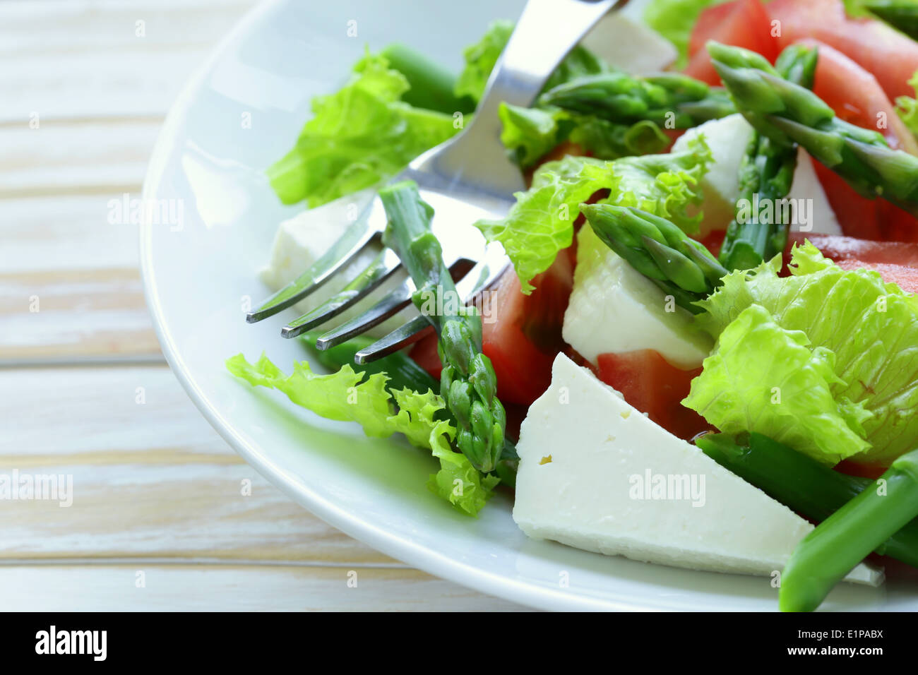 frischer Salat mit Tomaten, Spargel und Käse Stockfoto