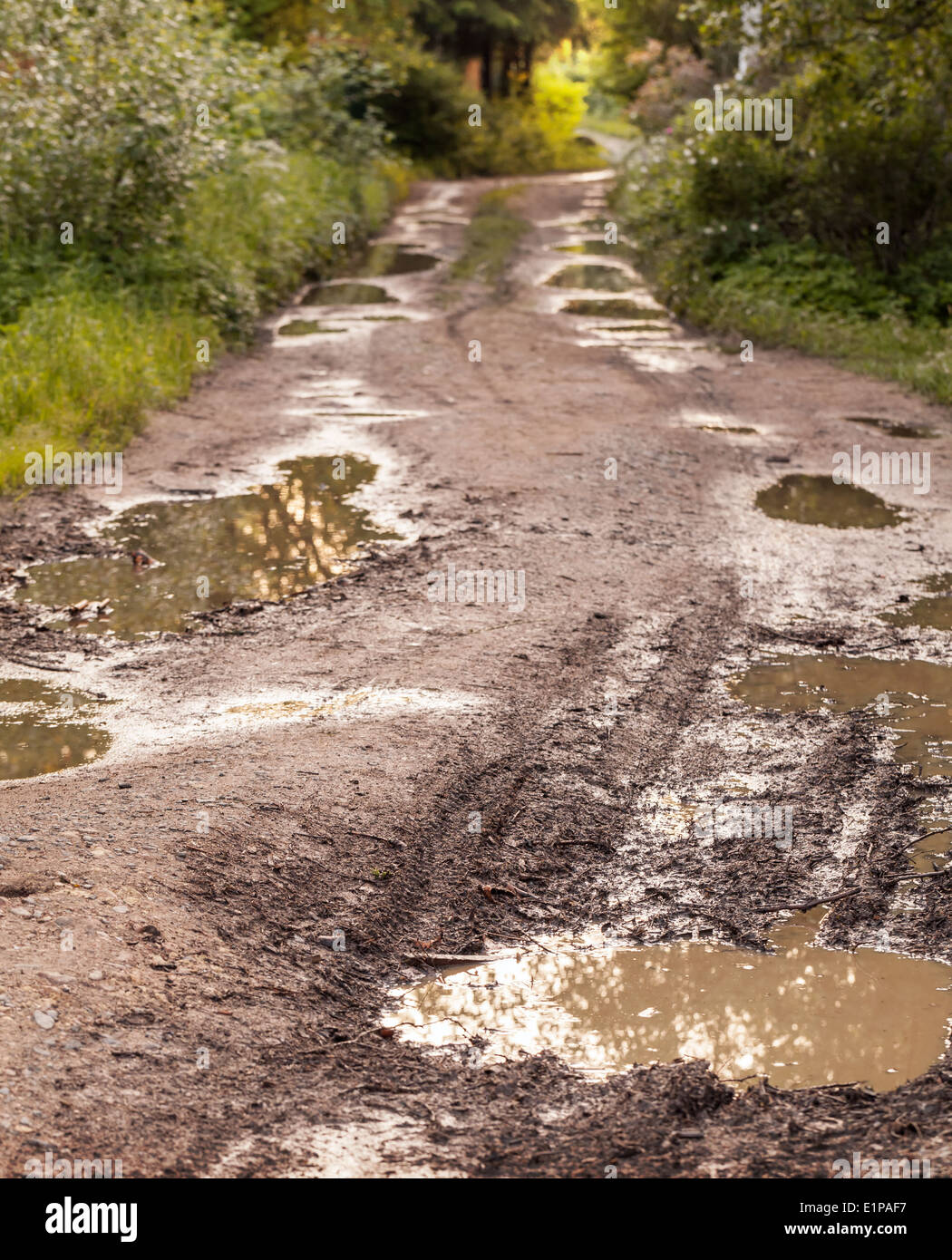 Beschädigte Landstraße mit Muds und Löcher Stockfoto