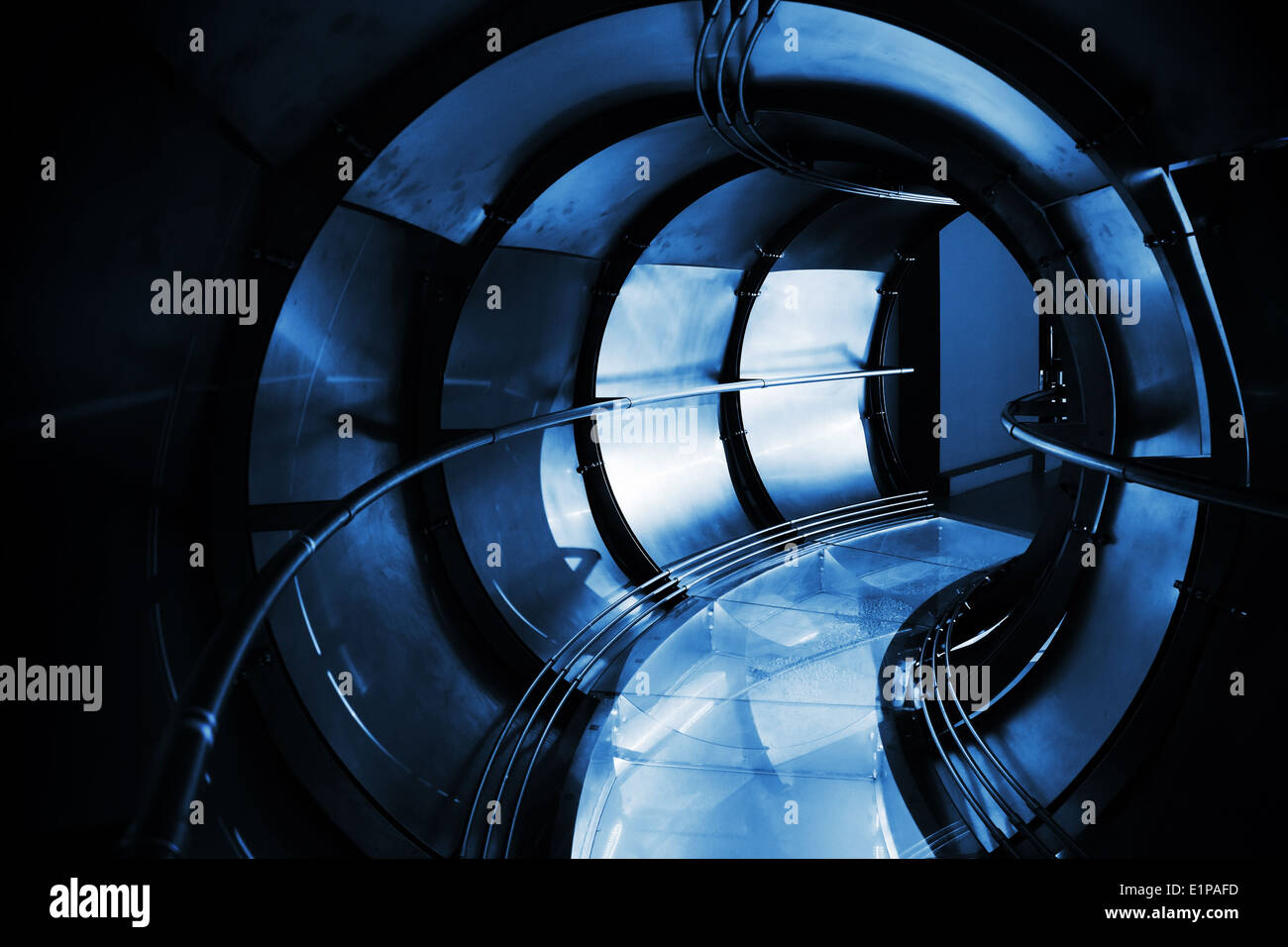 Abstrakten unterirdischen industrielle Abwasser. Dunkel blau Metall Tunnel Interieur Stockfoto