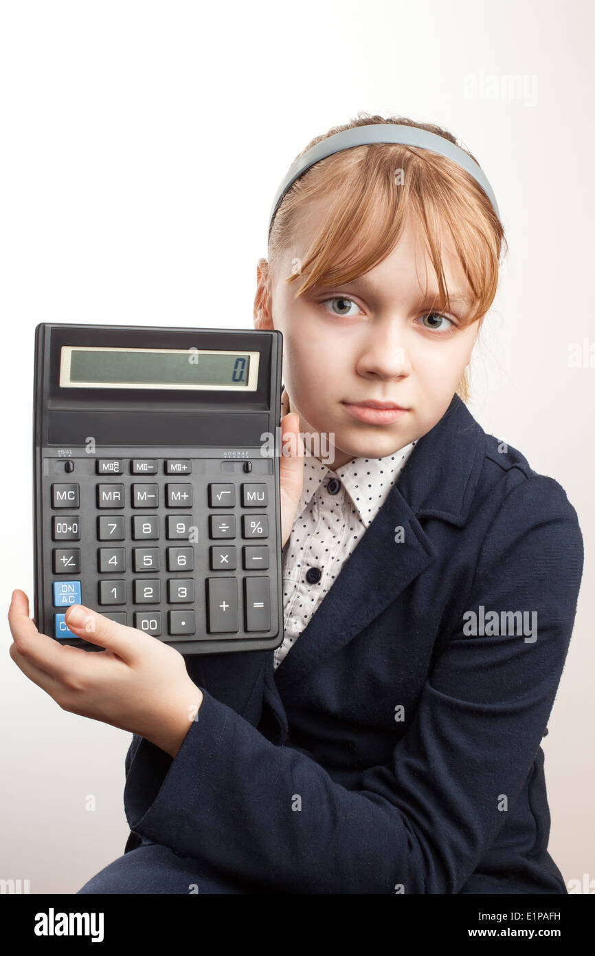 Kleines blondes Schulmädchen mit Rechner oben weiß Stockfoto