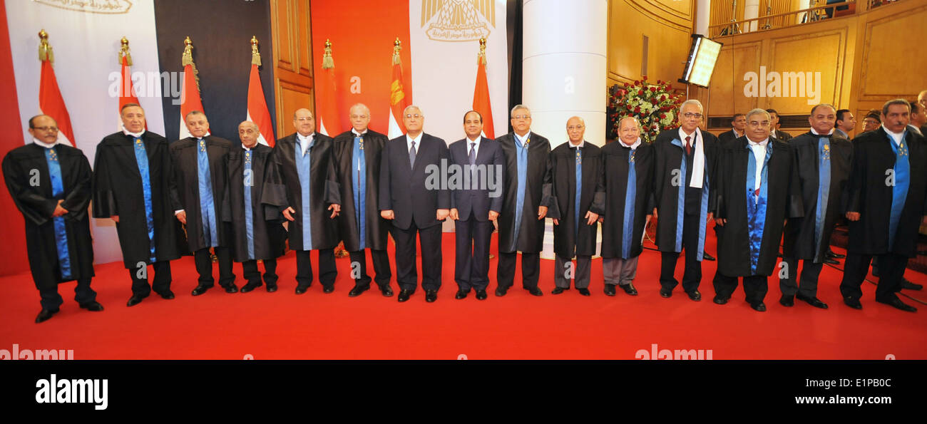 8. Juni 2014 - neue ägyptische Präsident Abdel Fatah El Sissy stand neben scheidenden Präsidenten Adly Mansour und Mitglieder des obersten Verfassungsgerichts Stockfoto