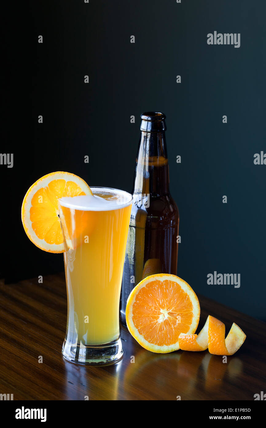 Ein Glas mit einer Orangenscheibe Belgien Weizen Ale Stockfoto
