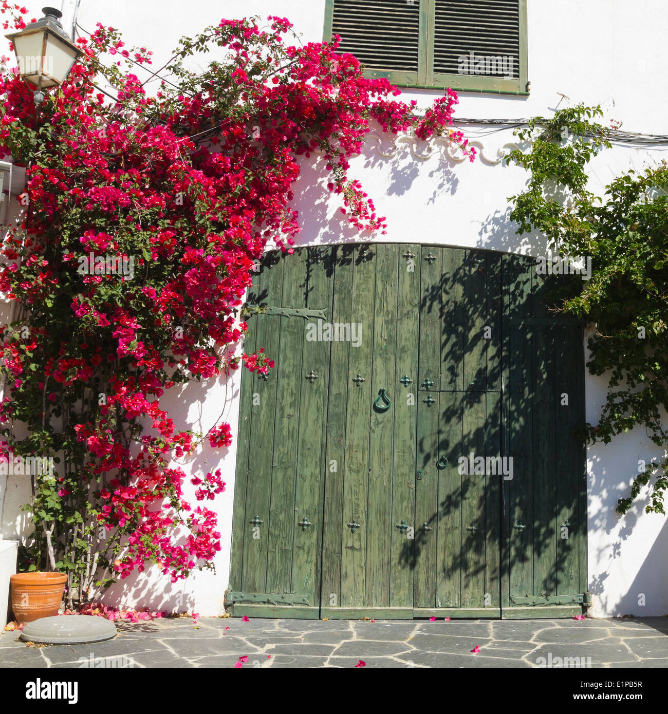 White House, typisch für den Mittelmeerraum, geschmückt mit Blumen und  Pflanzen. Costa Brava, Katalonien, Spanien Stockfotografie - Alamy