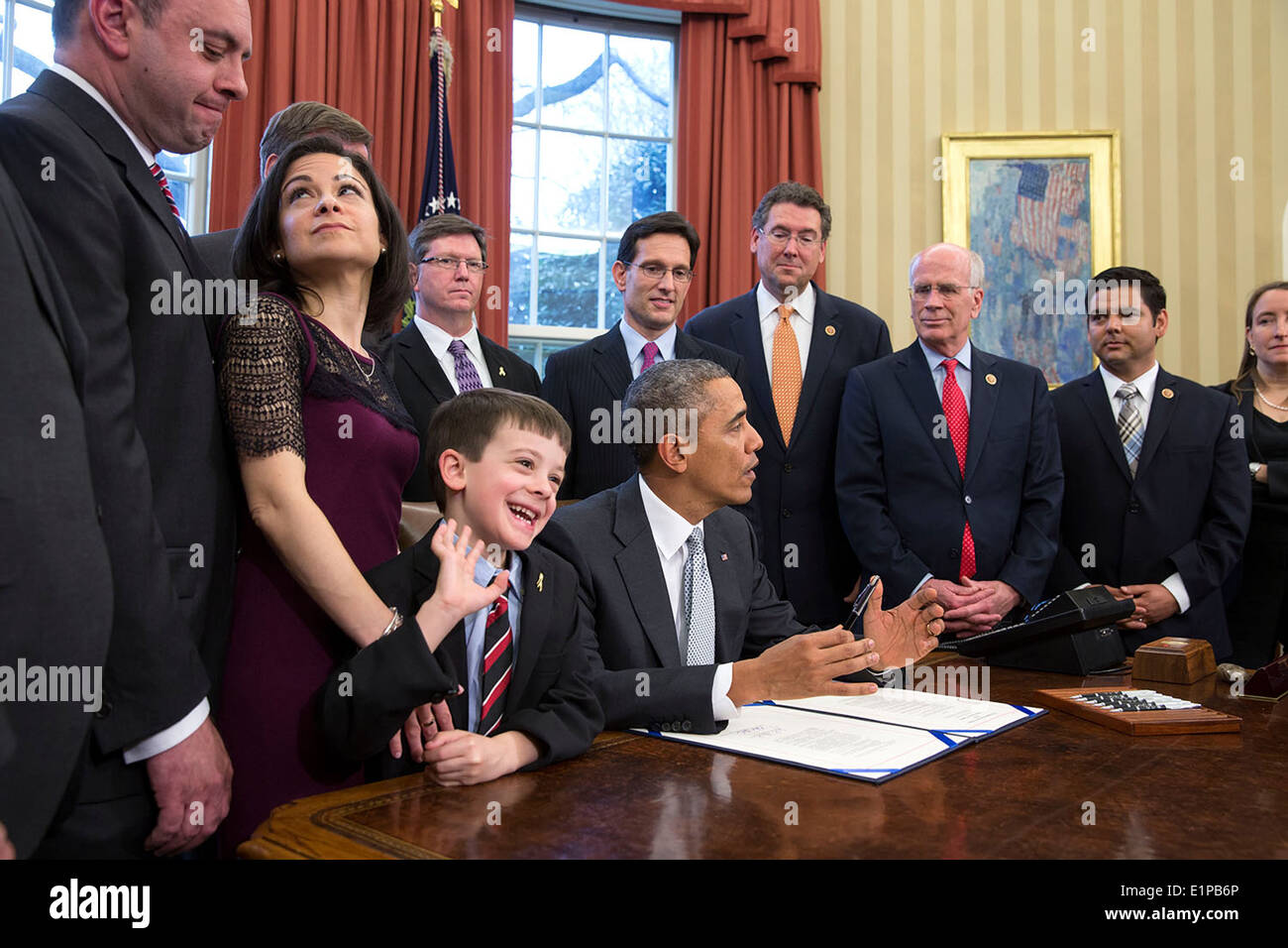 Mark und Ellyn Miller und ihr Sohn Jacob reagieren als uns Präsident Barack Obama bereitet sich Zeichen H.R. 2019, Gabriella Miller Kinder erste Gesetz zur Forschung, im Oval Office des weißen Hauses 3. April 2014 in Washington, DC. Das Gesetz endet Steuerpflichtige Beiträge zum Präsidenten Wahl Kampagne Fonds und lenkt das Geld in diesen Fonds für Forschung in der pädiatrischen Krebs durch die National Institutes of Health zu bezahlen. Stockfoto