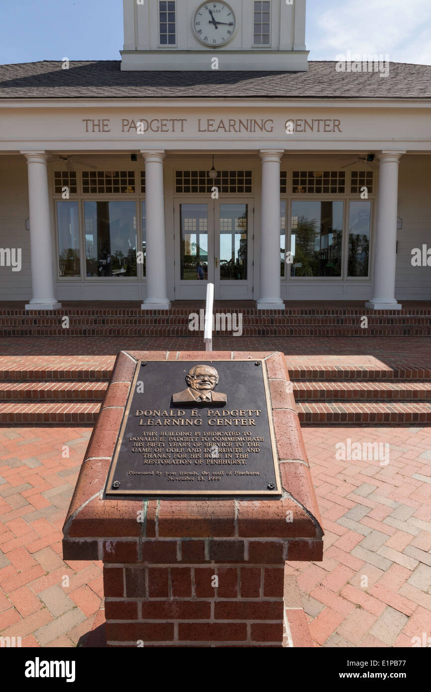 Gedenktafel am Lernzentrum Padgett, PInehurst Resort Golf Course, Pinehurst, North Carolina, USA Stockfoto