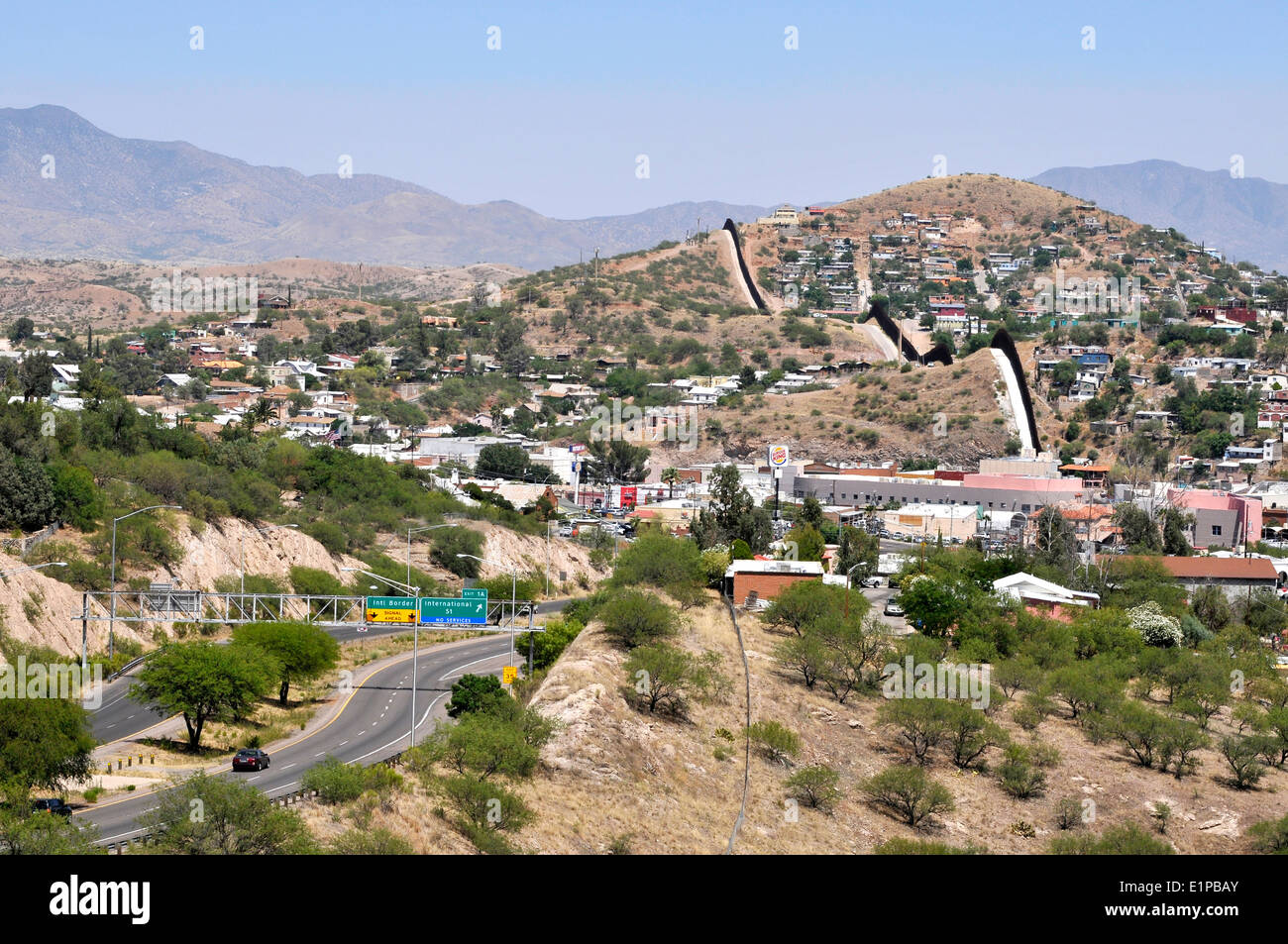 Eine Metallwand markiert aus Arizona, die internationale Grenze zwischen Nogales, Arizona, USA, und Nogales, Sonora, Mexiko. Stockfoto