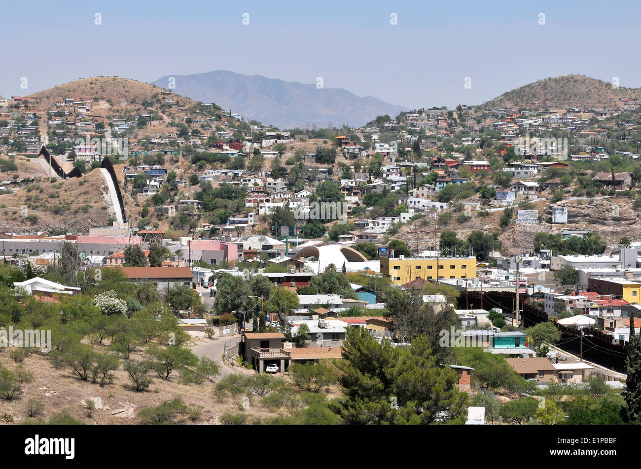 Eine Metallwand markiert aus Arizona, die internationale Grenze zwischen Nogales, Arizona, USA, und Nogales, Sonora, Mexiko. Stockfoto