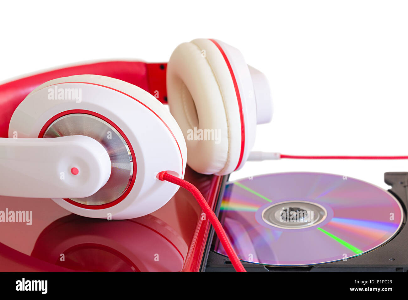 Sprachkurs lernen mit DVD CD in Laptop und weiße rote Kopfhörer auf glänzenden Notebook-Oberfläche Stockfoto