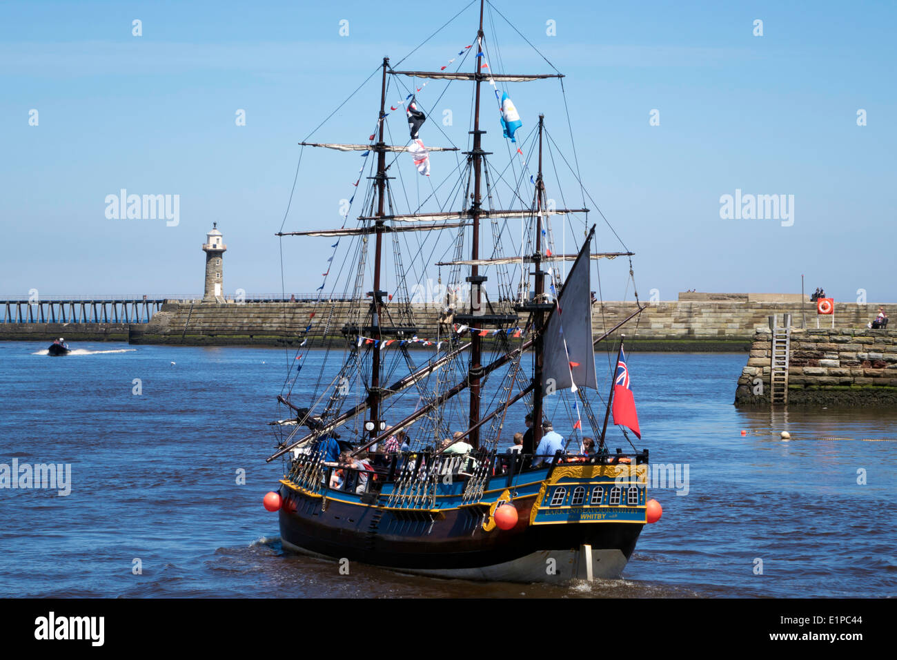 Die Rinde "Endeavour" einen kleinen Nachbau von Captain James Cook berühmten Schiff verlassen Whitby Hafen auf einer Vergnügungsreise Stockfoto Die Rinde "Endeavour" einen kleinen Nachbau von Captain James Cook berühmten Schiff verlassen Whitby Hafen auf einer Vergnügungsreise Stockfoto