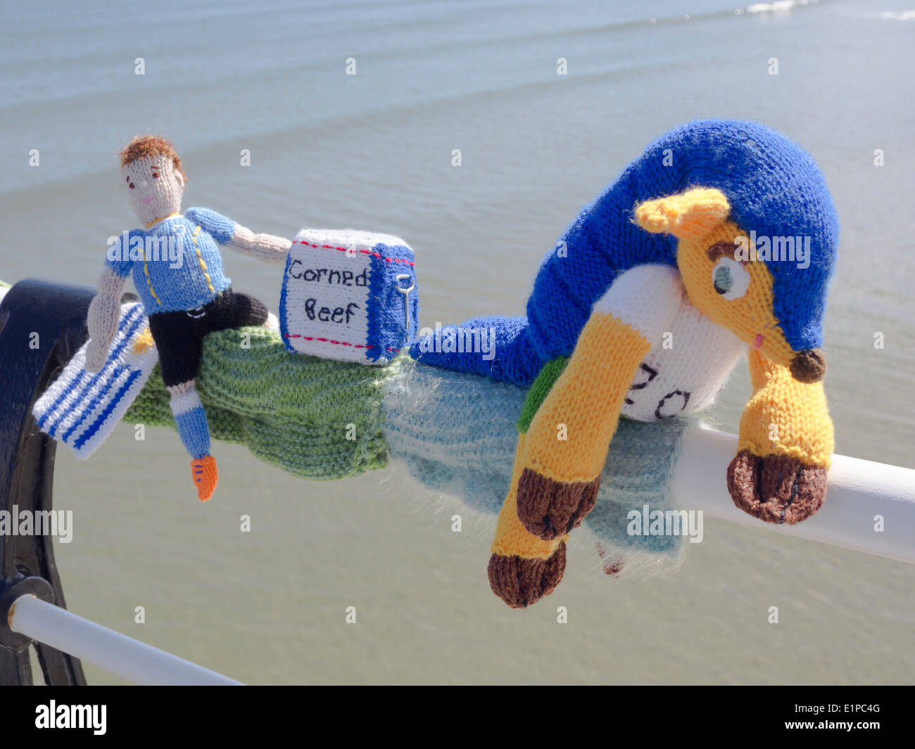 Yarn Bombing dekorieren öffentlichen Platz mit gestrickten Objekte hier argentinische Fußball Spieler WM 2014 Stockfoto