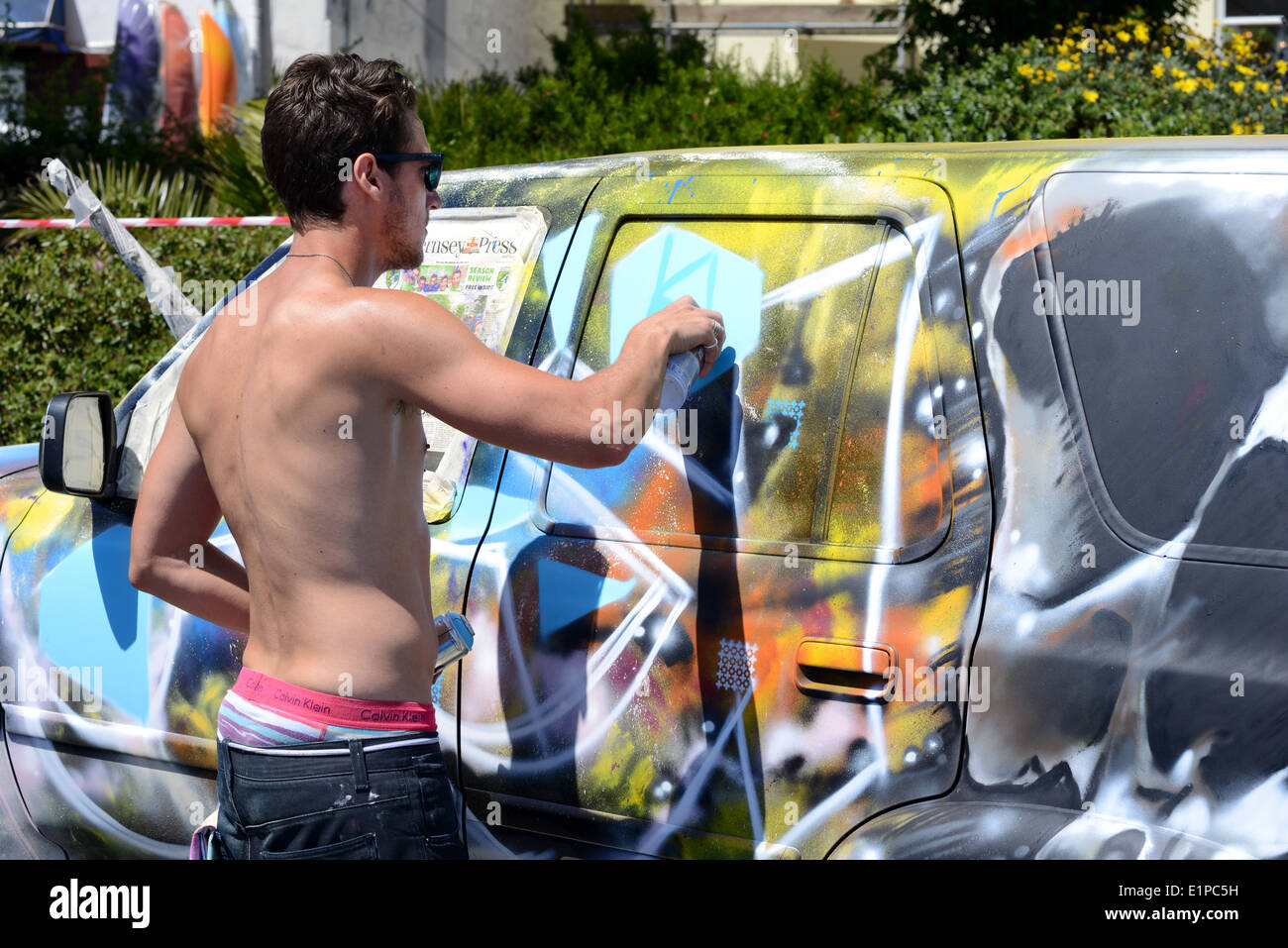 Ein Fahrzeug mit Graffiti sprühen, als Teil einer Ausstellung der street-Art Künstler. Stockfoto