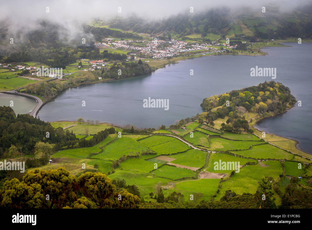 Nebliger Tag über Sete Cidades und die zwei Seen auf der Insel Sao Miguel, Azoren, Portugal Stockfoto