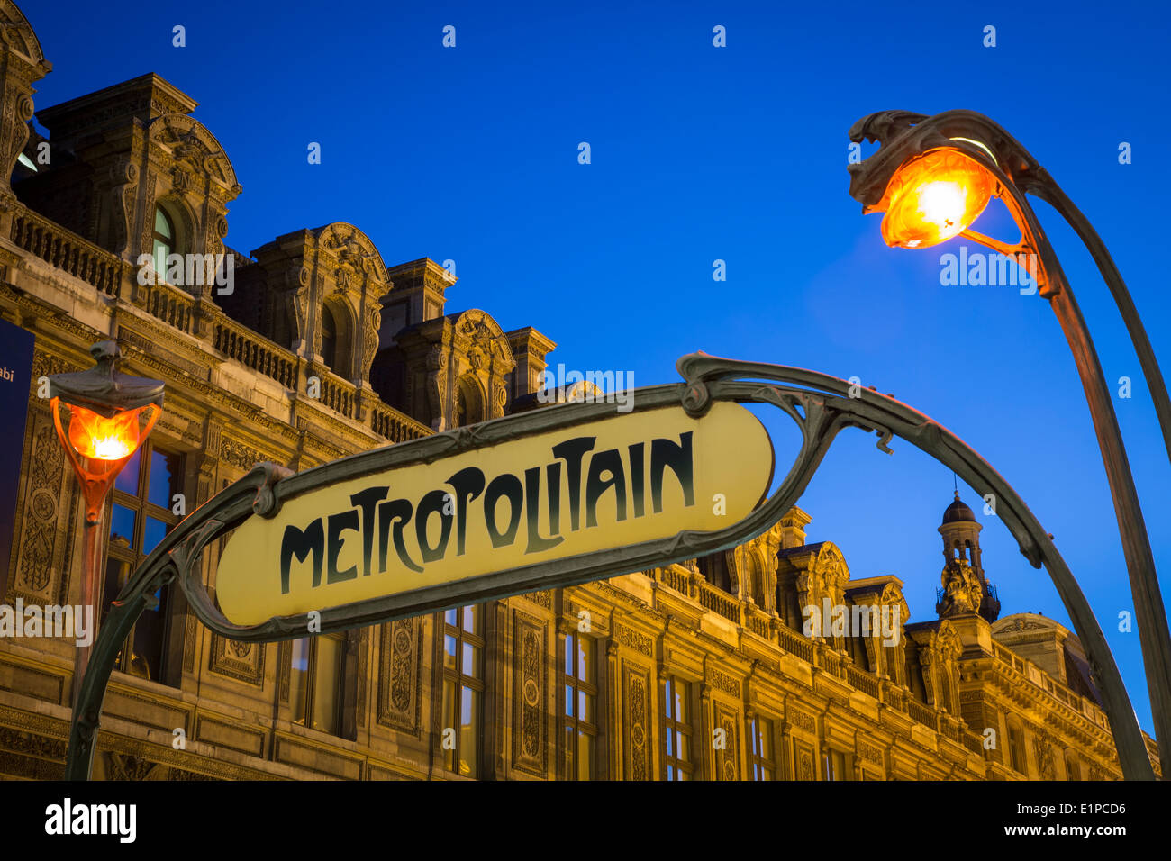 Metro Zeichen und Lichter am Palais Royal/Musée du Louvre Metro stop mit Musee du Louvre hinaus Paris Frankreich Stockfoto