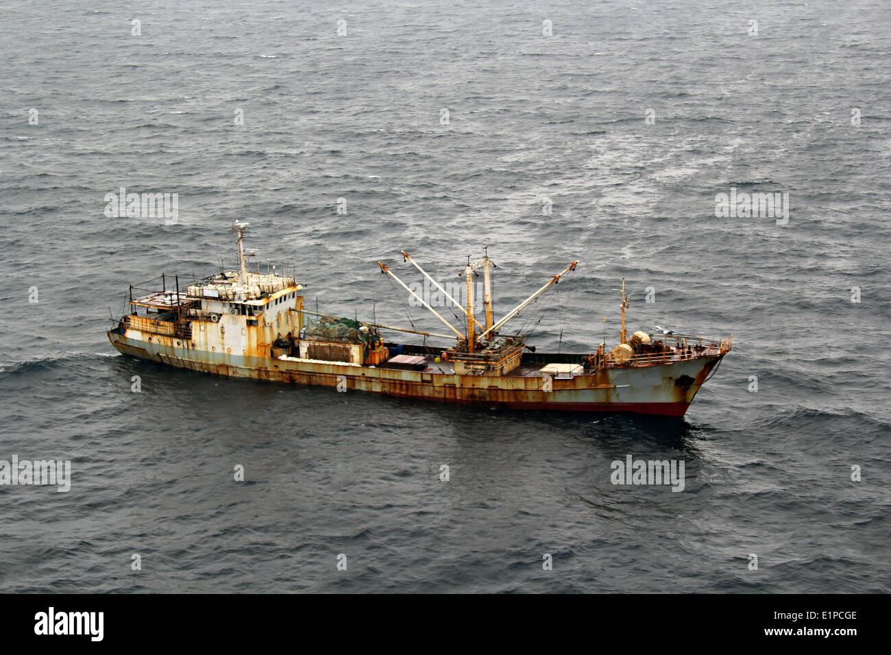 Luftaufnahme des chinesischen Fischkutters Yin Yuan für das illegale Fischen mit Treibnetzen von uns Coast Guard Cutter Morgenthau im Nordpazifik 3. Juni 2014 festgehalten. Stockfoto