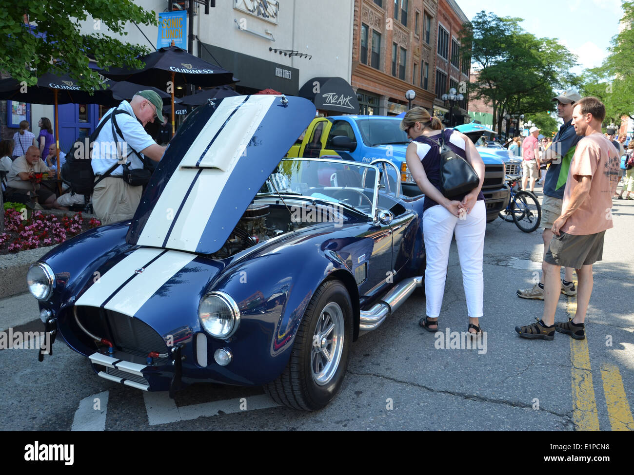 ANN ARBOR, MI - Juli 12: 1965 Shelby Cobra bei der rollenden Skulptur-Auto-Show 12. Juli 2013 in Ann Arbor, MI Stockfoto