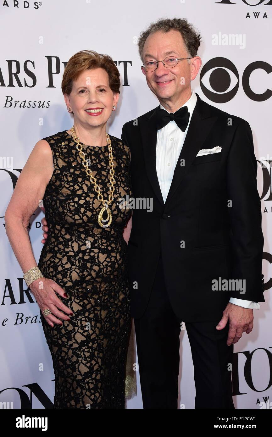 New York, NY, USA. 8. Juni 2014. Maria Holz lang, William Ivey Long im Ankunftsbereich für die 68. Annual Tony Awards 2014, Radio City Music Hall, New York, NY 8. Juni 2014. Bildnachweis: Gregorio T. Binuya/Everett Collection/Alamy Live-Nachrichten Stockfoto