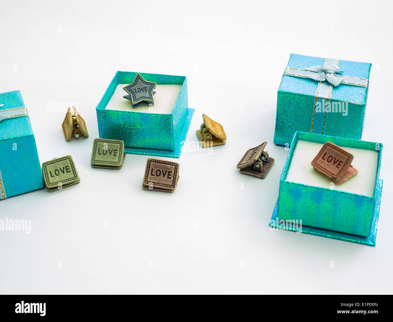Kleine Geschenk-Boxen ist schöne Farben und niedliche Büroklammern. Stockfoto