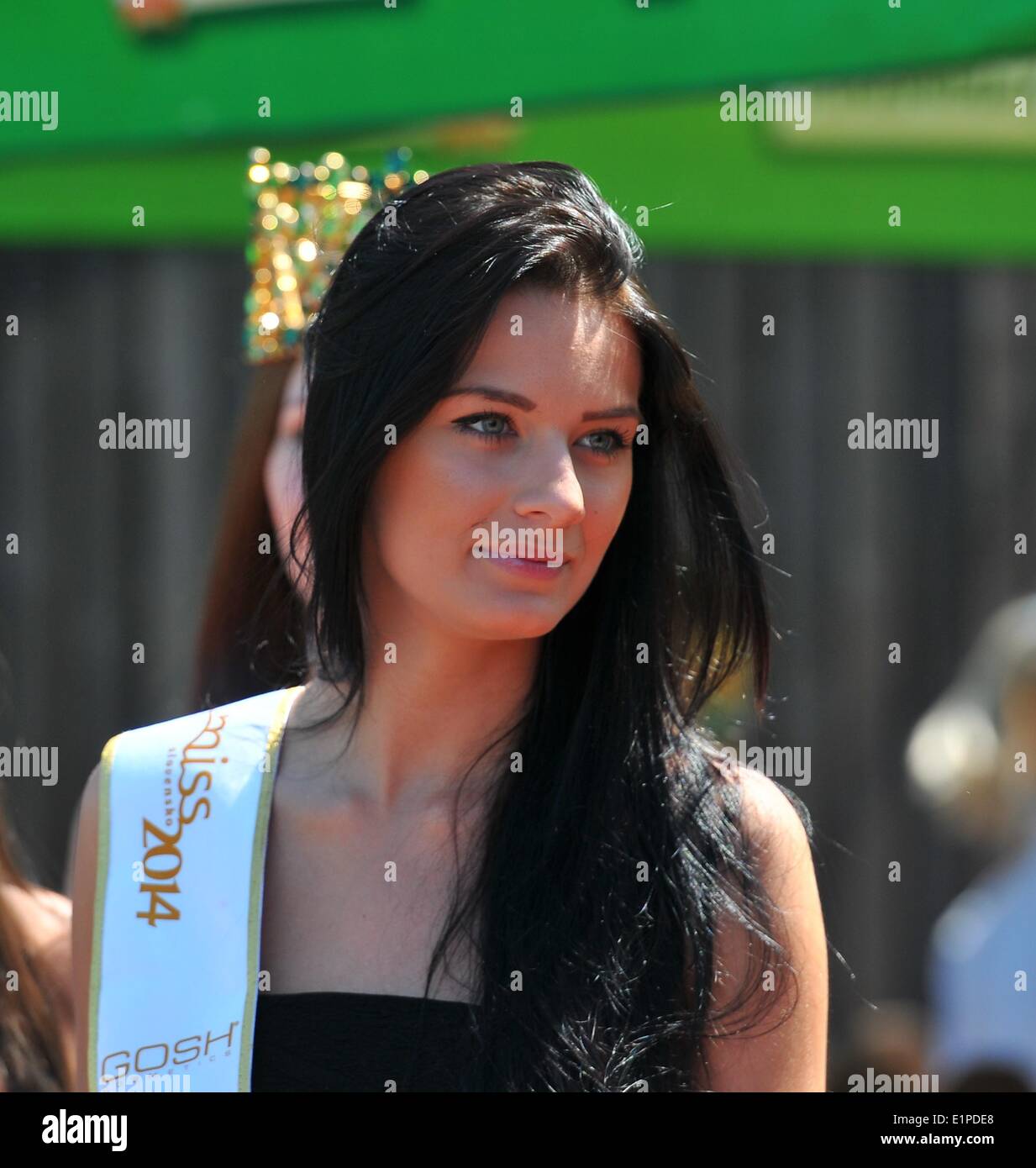 Bratislava, Slowakei, 8. Juni 2014. Barbora Olejníková, Miss Gosh Slowakei 2014 während der Turf-Gala Derby zeigen. XXXVI Jahrestag der Turf-Gala Derby umfasst die Slowakei (Allianz-slowakische Versicherung Grand Prix), der Prix des slowakischen Minestry für wirtschaftliche Entwicklung und mehrere andere Rassen wurden in diesem Sommer Sonntag abgehalten. Stockfoto