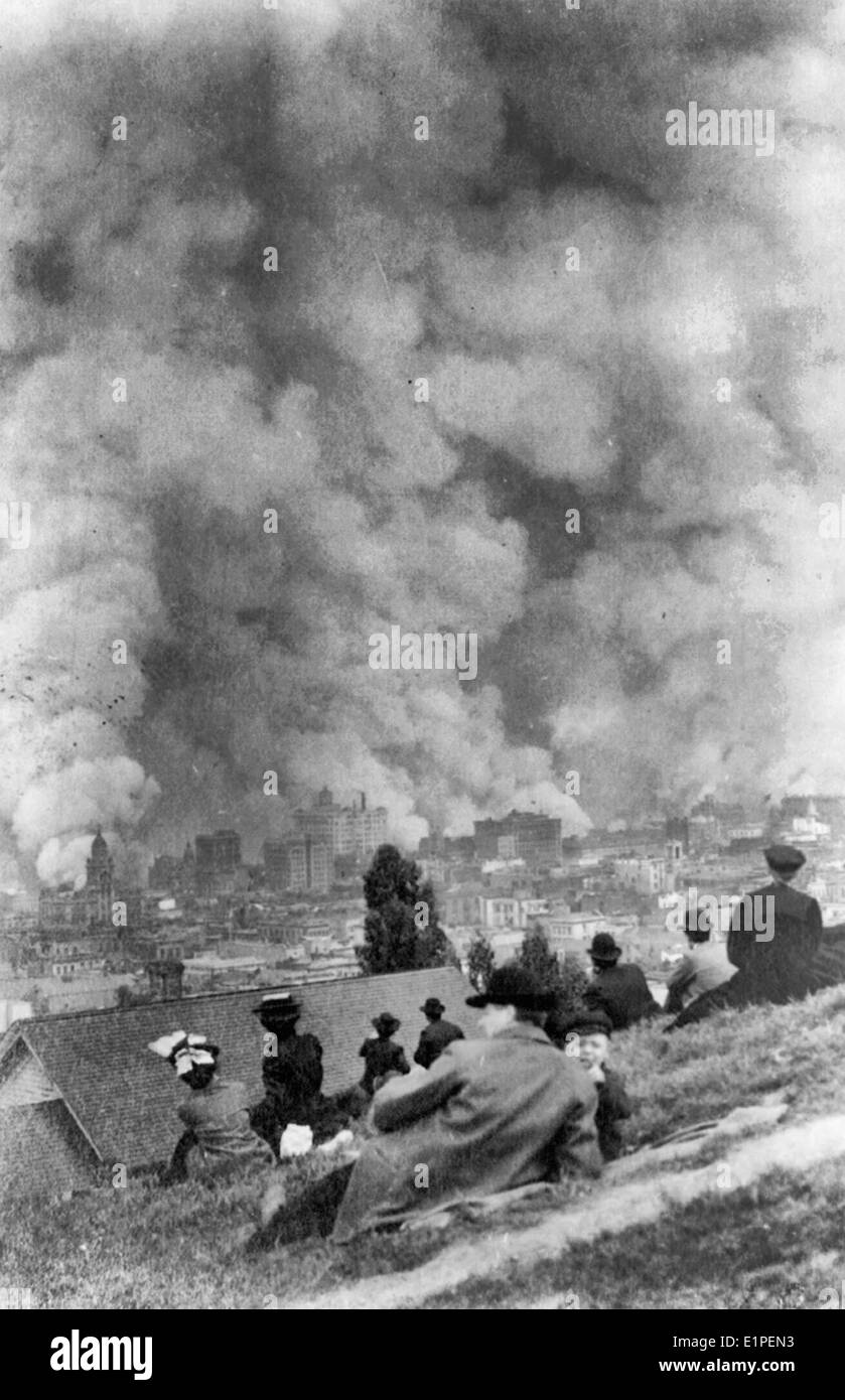 Zuschauer sitzen am Hang beobachten Brände verbrauchen die Stadt nach dem San-Francisco-Erdbeben von 1906. Stockfoto
