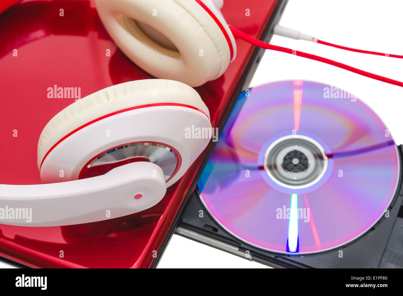 Tragbarer Computer mit DVD-CD und rot weiße Kopfhörer isoliert Stockfoto