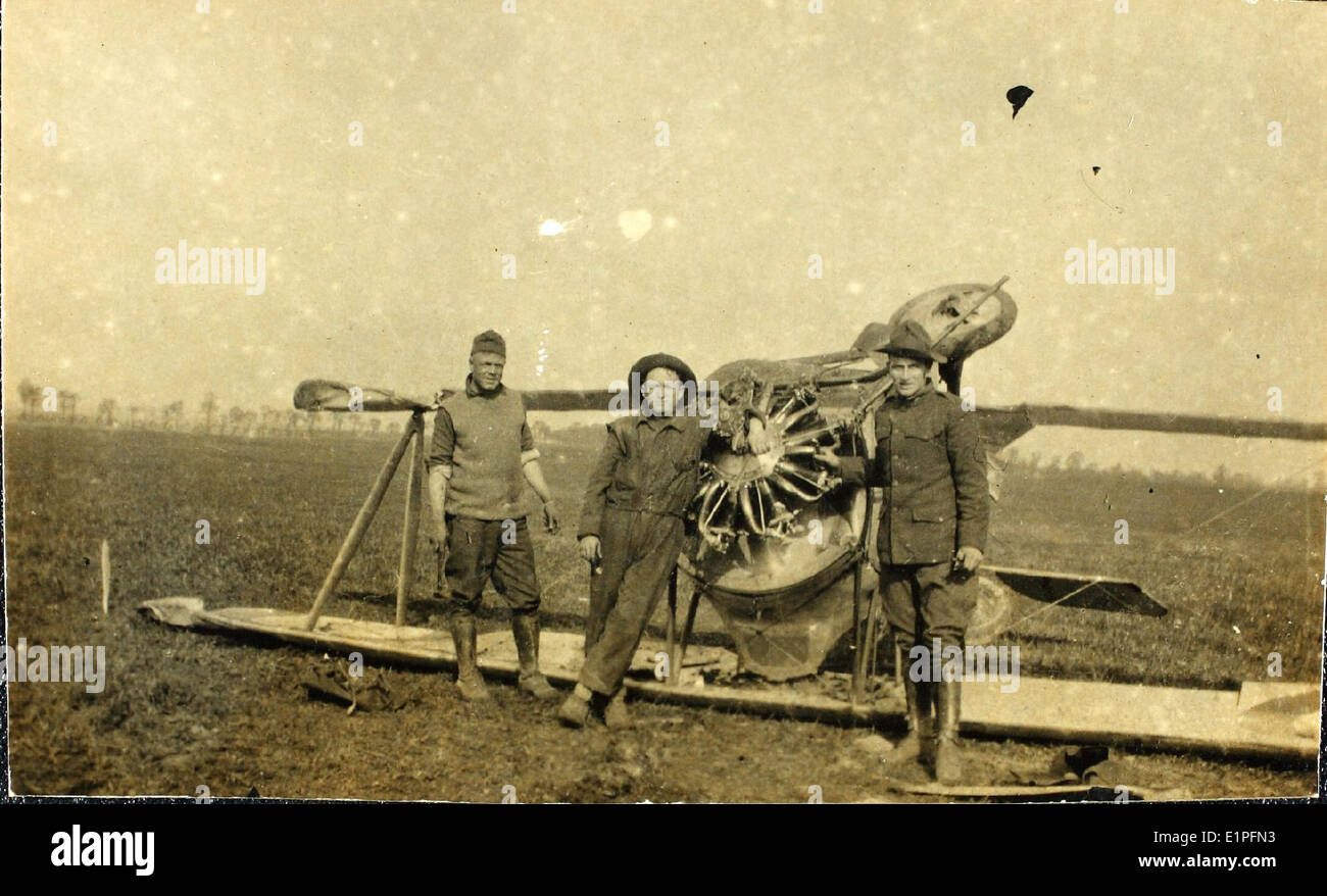 Dieses Bild zeigt einen Flugzeugabsturz aus dem Ersten Weltkrieg mit einem Nieuport-Flugzeug, das von Captain Reeves geflogen wurde. Der Absturz ereignete sich zwischen 1914 und 1918 und verdeutlichte die Gefahren, denen die frühen Flieger während des Krieges ausgesetzt waren. Stockfoto