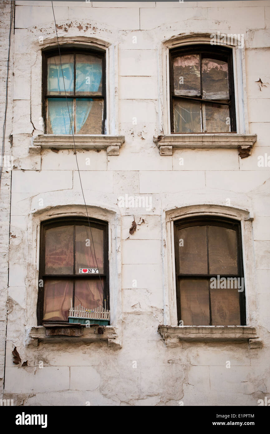 Alte Gebäude-Fassade in Little Italy, Manhatten mit dem Aufkleber im Fenster, das sagt ich * liebe * NY Stockfoto