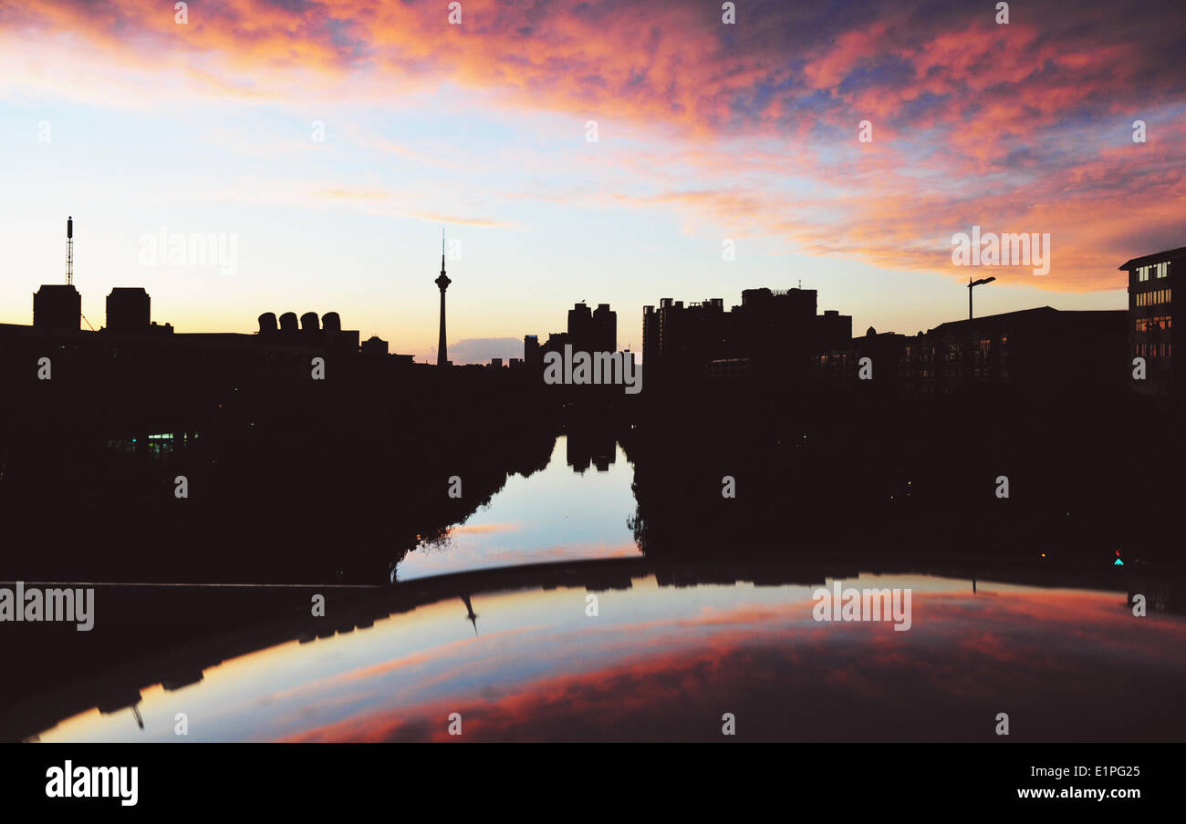 Tianjin, China. 8. Juni 2014. Der Sonnenuntergang leuchtet den Himmel nach einem Niederschlag Tianjin, Nord-China, 8. Juni 2014 getroffen. © Shi Songyu/Xinhua/Alamy Live-Nachrichten Stockfoto