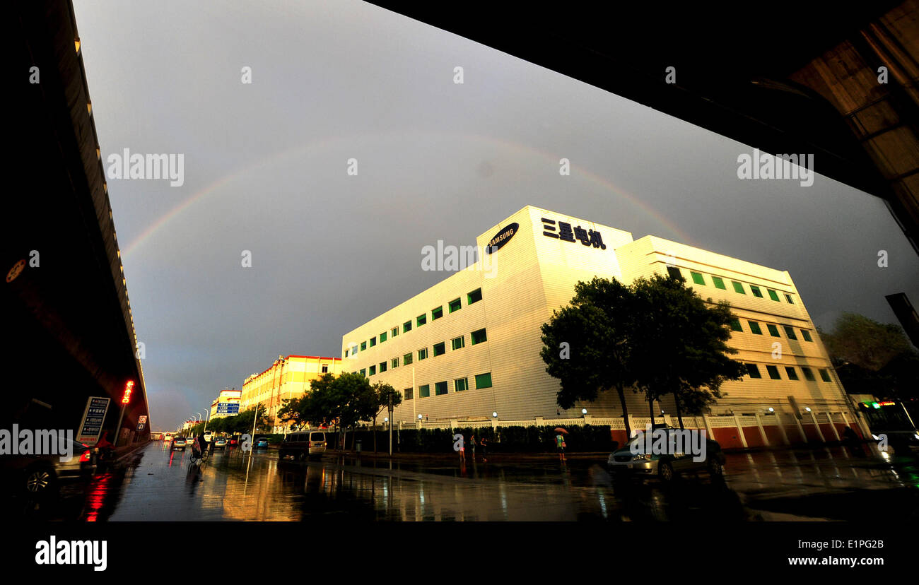 Tianjin, China. 8. Juni 2014. Ein Regenbogen sieht in den Himmel nach einem Niederschlag Tianjin, Nord-China, 8. Juni 2014 getroffen. © Shi Songyu/Xinhua/Alamy Live-Nachrichten Stockfoto