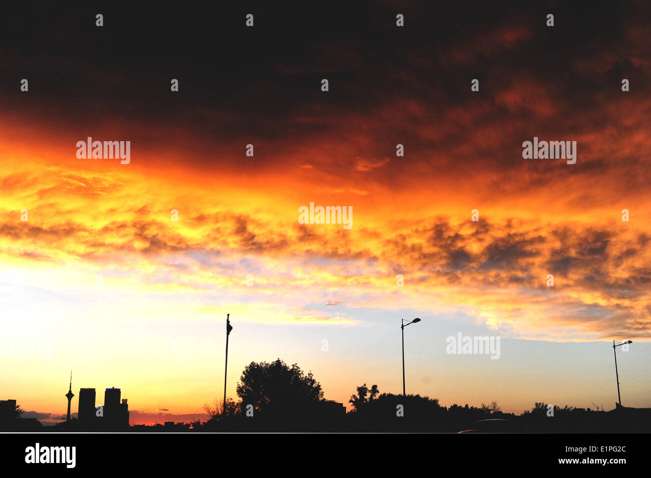 Tianjin, China. 8. Juni 2014. Der Sonnenuntergang leuchtet den Himmel nach einem Niederschlag Tianjin, Nord-China, 8. Juni 2014 getroffen. © Shi Songyu/Xinhua/Alamy Live-Nachrichten Stockfoto