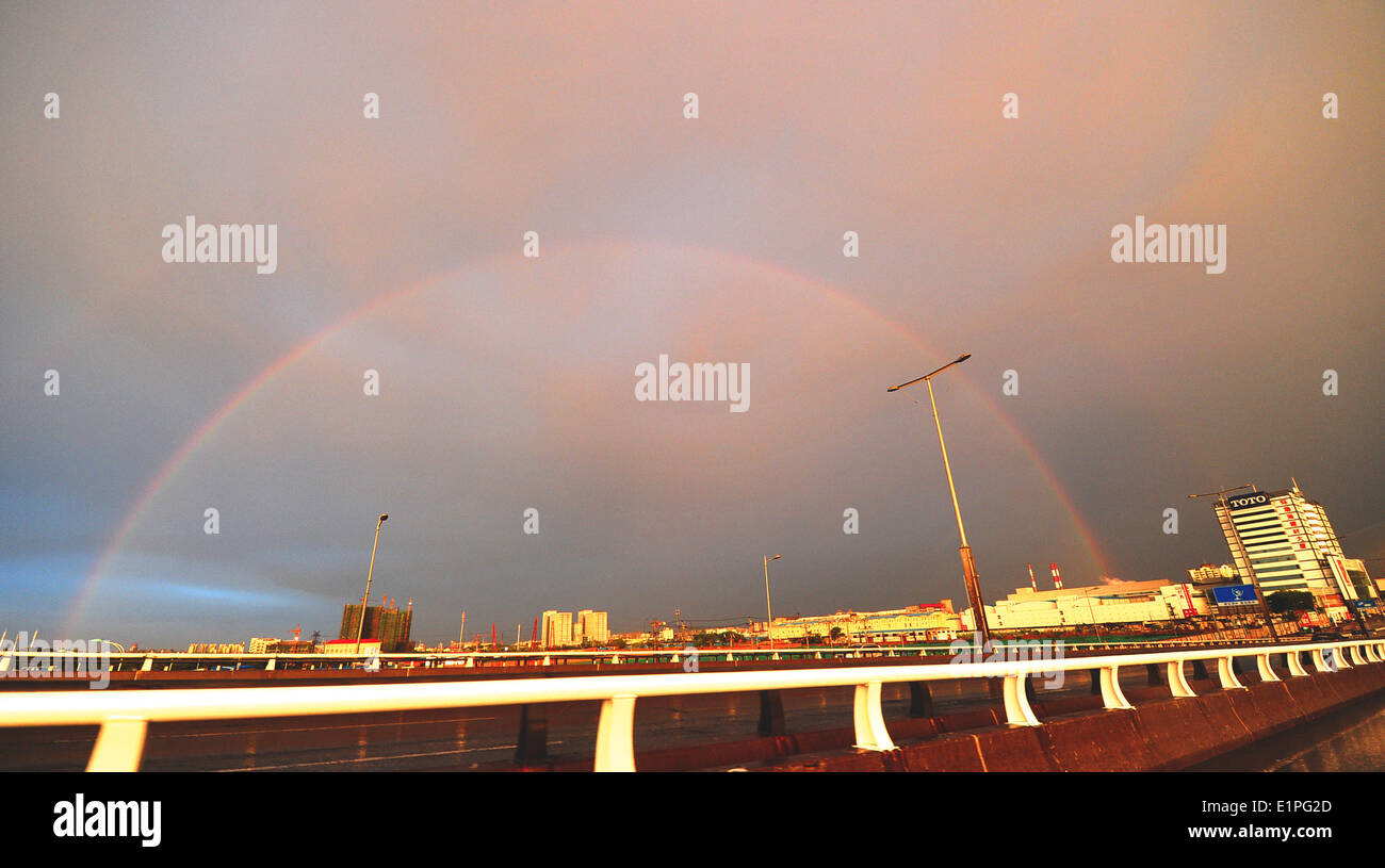 Tianjin, China. 8. Juni 2014. Ein Regenbogen sieht in den Himmel nach einem Niederschlag Tianjin, Nord-China, 8. Juni 2014 getroffen. © Shi Songyu/Xinhua/Alamy Live-Nachrichten Stockfoto