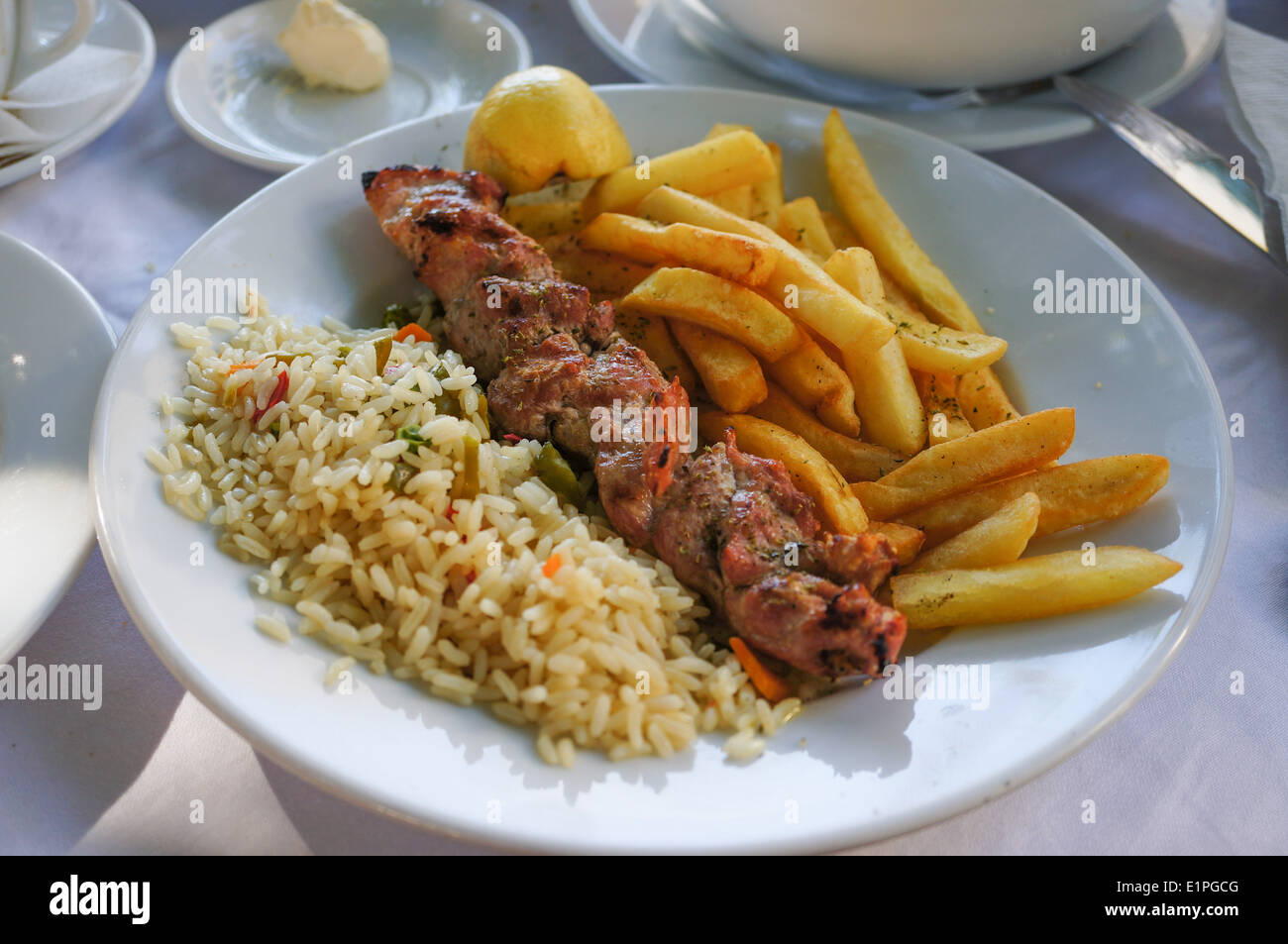 Souvlaki, serviert mit Reis und Pommes frites in Athen Stockfoto